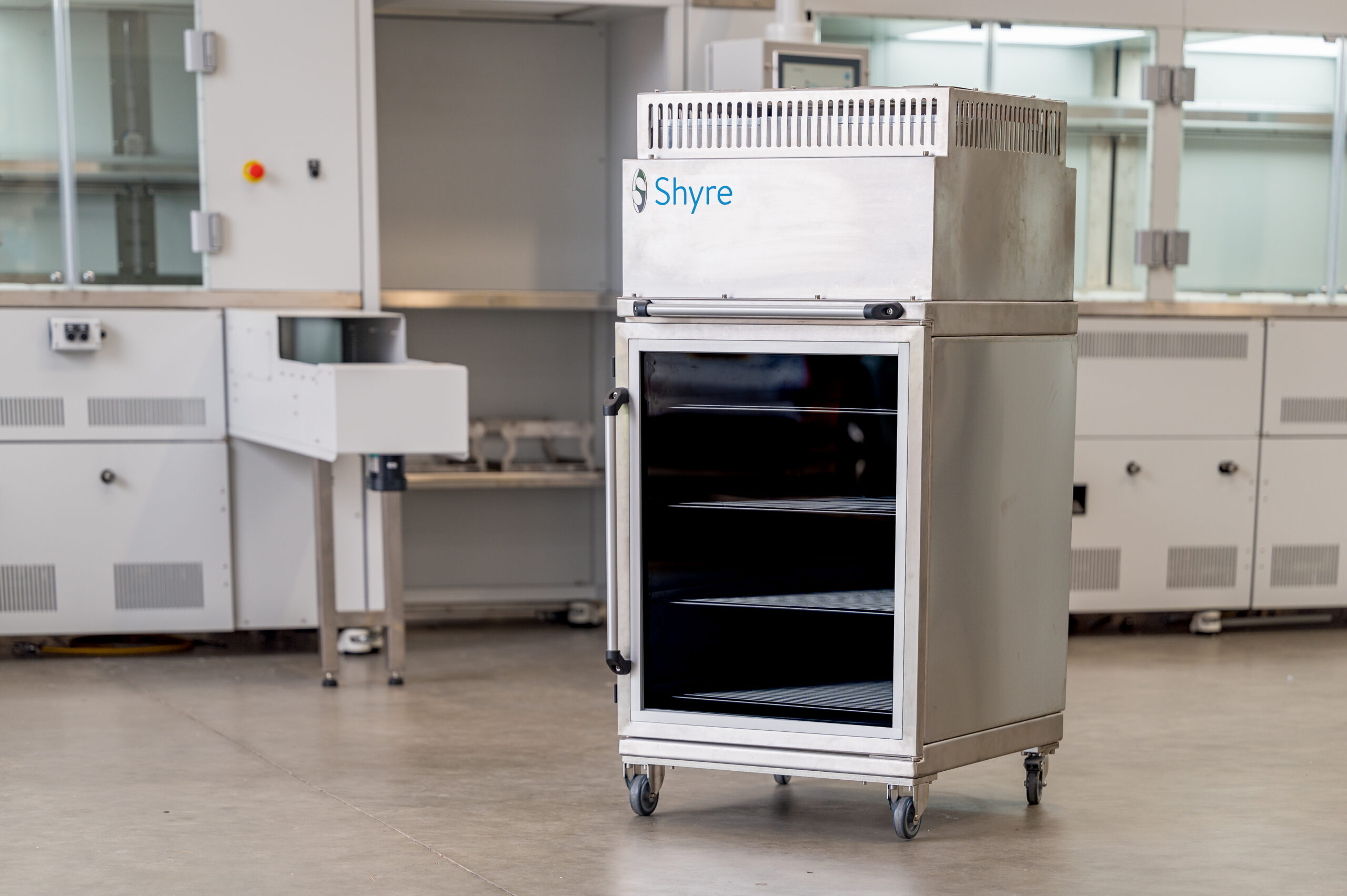 Clean air trolley for transporting cleaned components