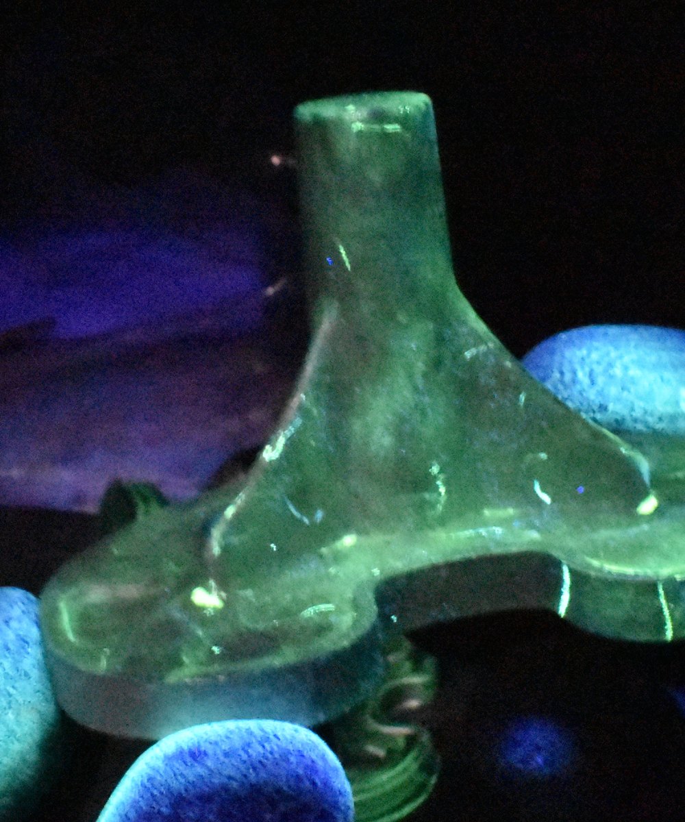 Orthopaedic component under ultraviolet light during fluorescent penetrant inspection