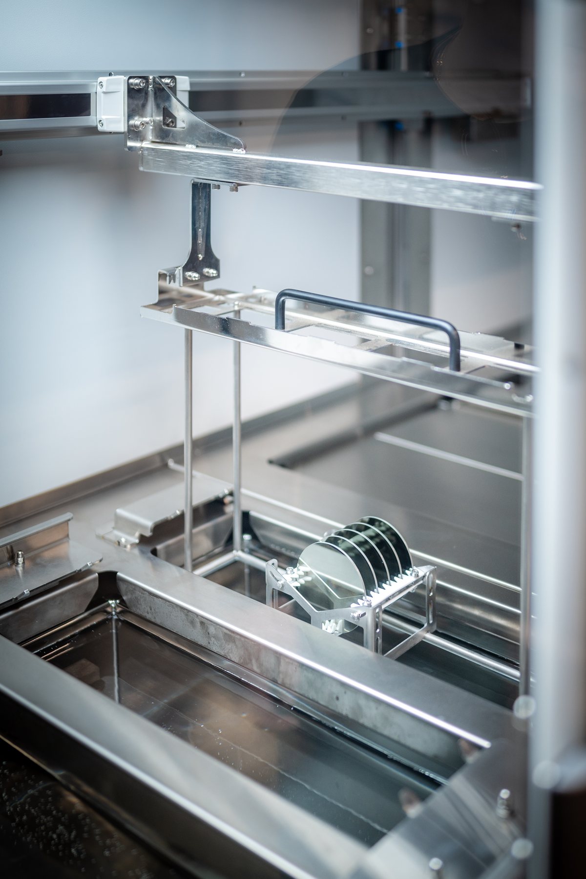Unitech Shyre PC200 precision cleaning system interior, two-axis servo transporter